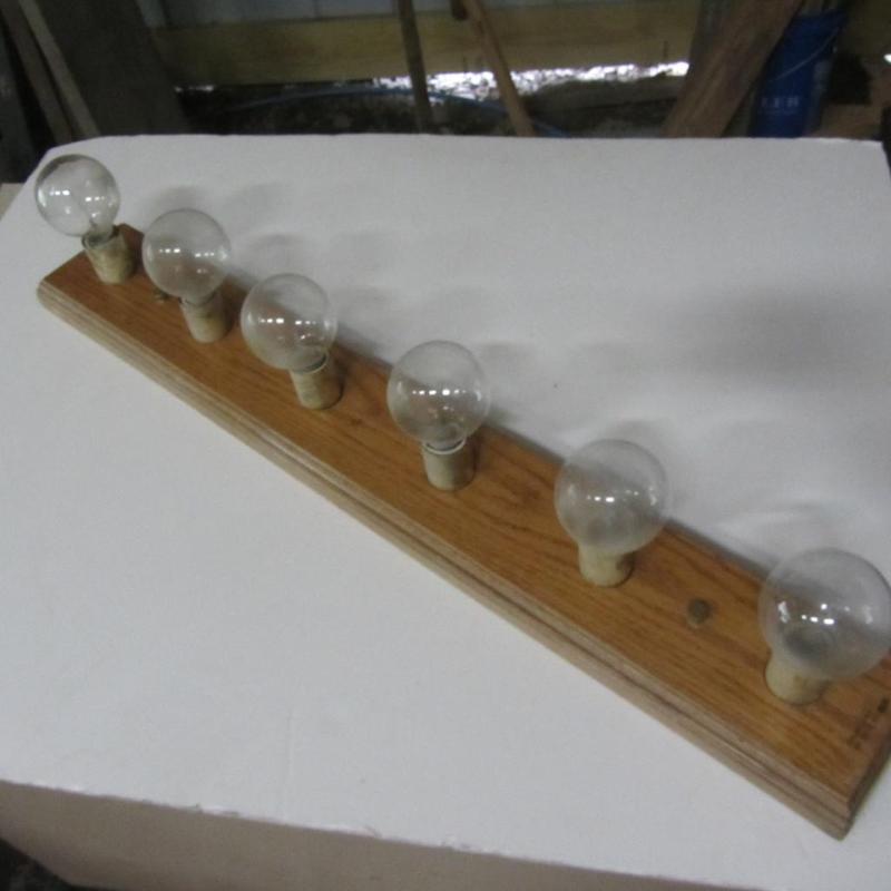 lot 44 image: Oak Light Bar