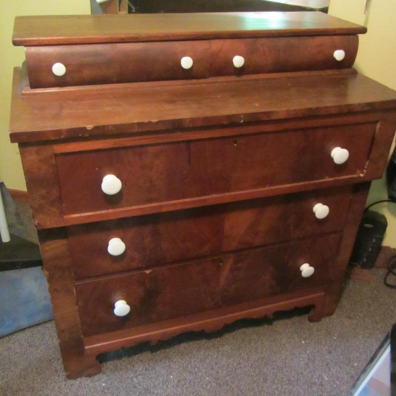 lot 7 image: Antique Dresser