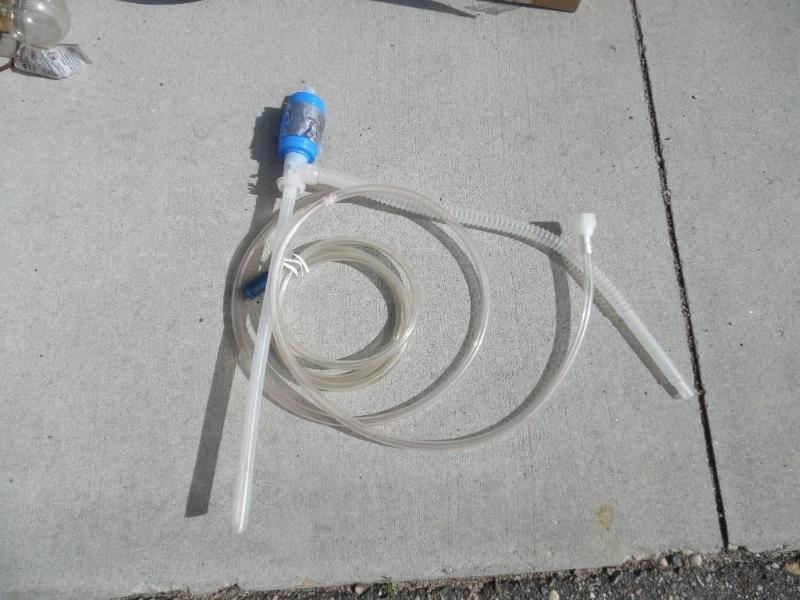 Gas siphoner