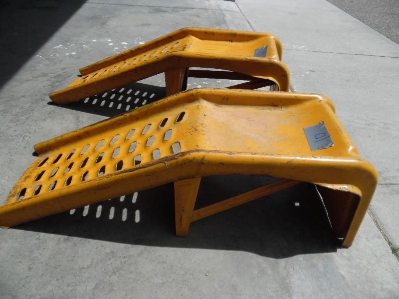 lot 10 image: Car ramps