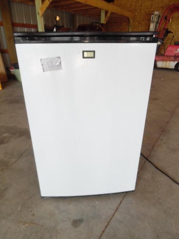 lot 12 image: Small refrigeratorkeg fridge