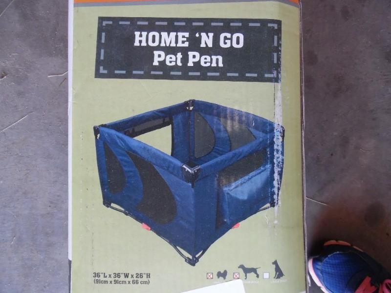 lot 17 image: Pet play pen
