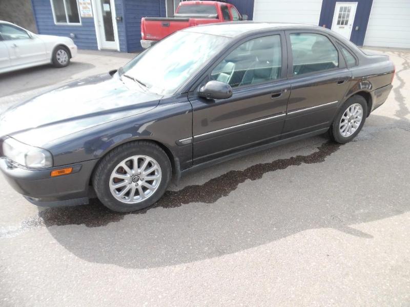 lot 4 image: 1999 Volvo S80