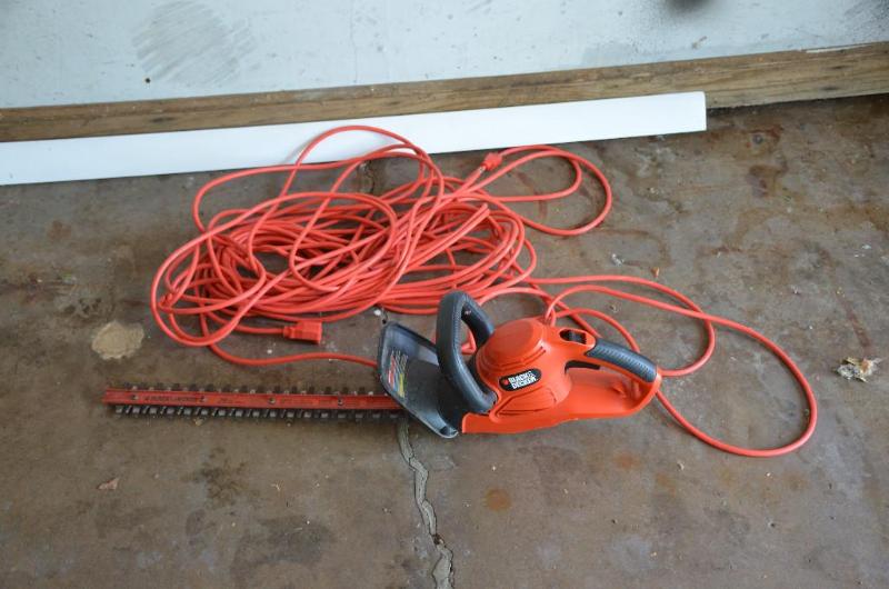 Black &amp Decker hedge trimmer 20&quot bla...
