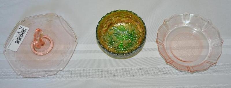 Carnival glass bowl 4&quot diameter, two pin...