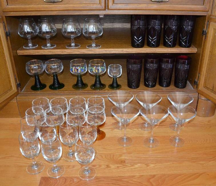 Glassware - Set of 8 red glass tumblers, 5 gr...