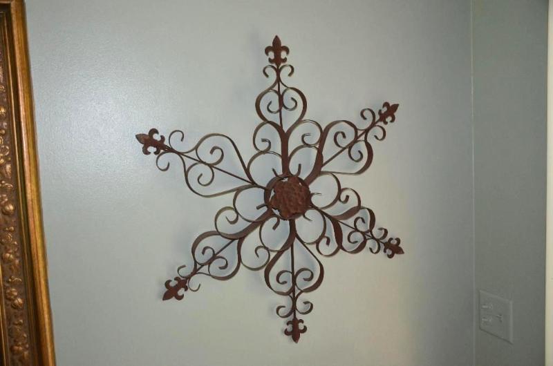 Metal snow flake 30&quot diameter....