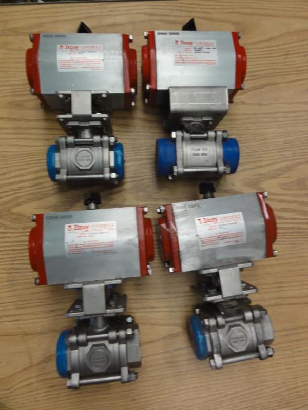 lot 101 image: (4) Bray Valve Controllers, Part No. 93-0834-11300-532 with Flow-Tek 1000 WOG 1-12 Ball Valve