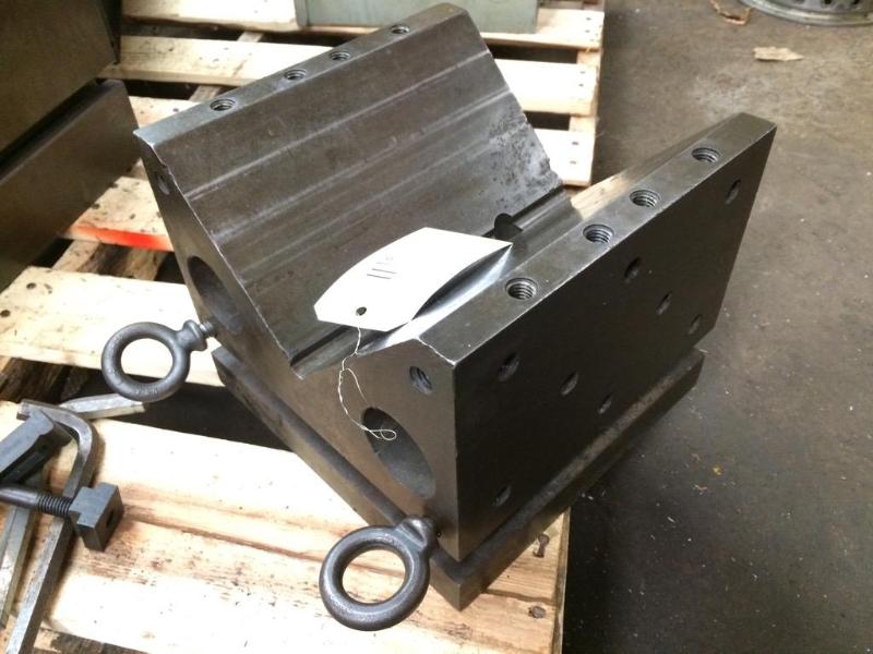 lot 145 image: Lot of 1 V-block