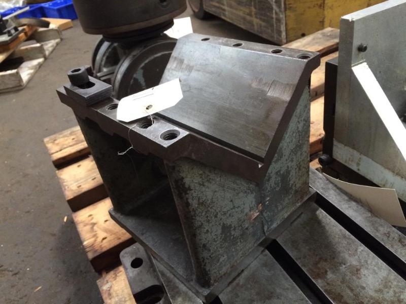 lot 148 image: Lot of 1 v-block
