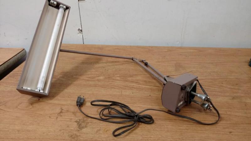 lot 160 image: Vintage 120V Desk Lamp with mounting bracket...