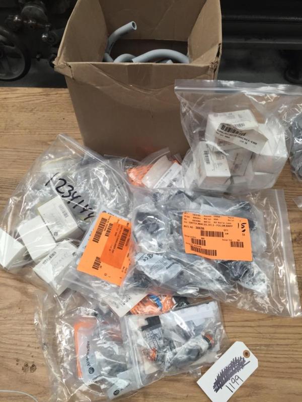 lot 199 image: Lot of assorted electrical components