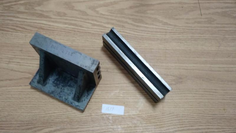 lot 293 image: Lot of 1 die mill t slotted angle plate and 1 dial indicator block