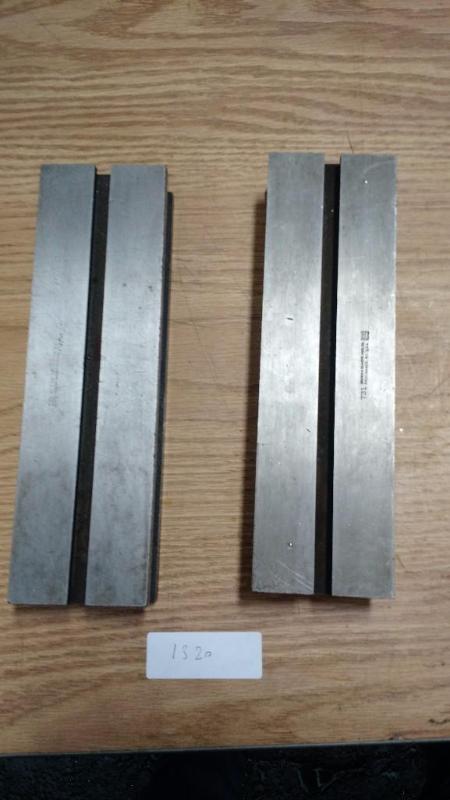 lot 295 image: Lot of 2 Brown and Sharpe 732 dial indicator blocks