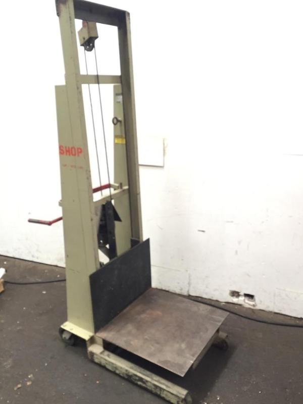 lot 36 image: Economy Engineering Hand-Crank Pallet Lift