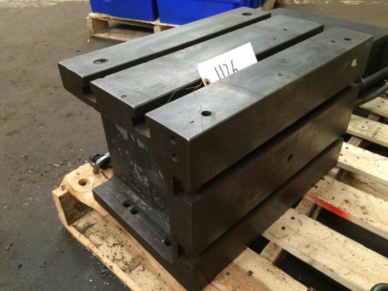 lot 52 image: Lot of 1 Metal Riser Block