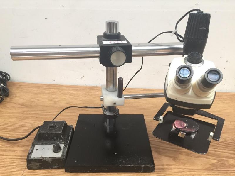 lot 81 image: Cambridge Instruments StereoZoom 4 Stereo Microscope with Illuminator
