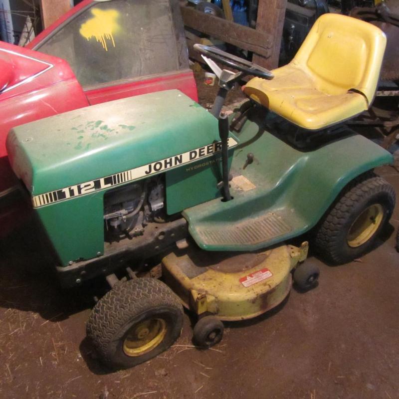 John Deere 112 Lawn Tractor