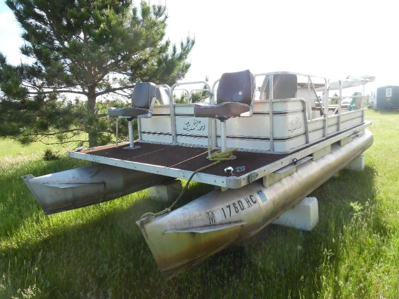 lot 4 image: 1986 Sylvan Pontoon Boat