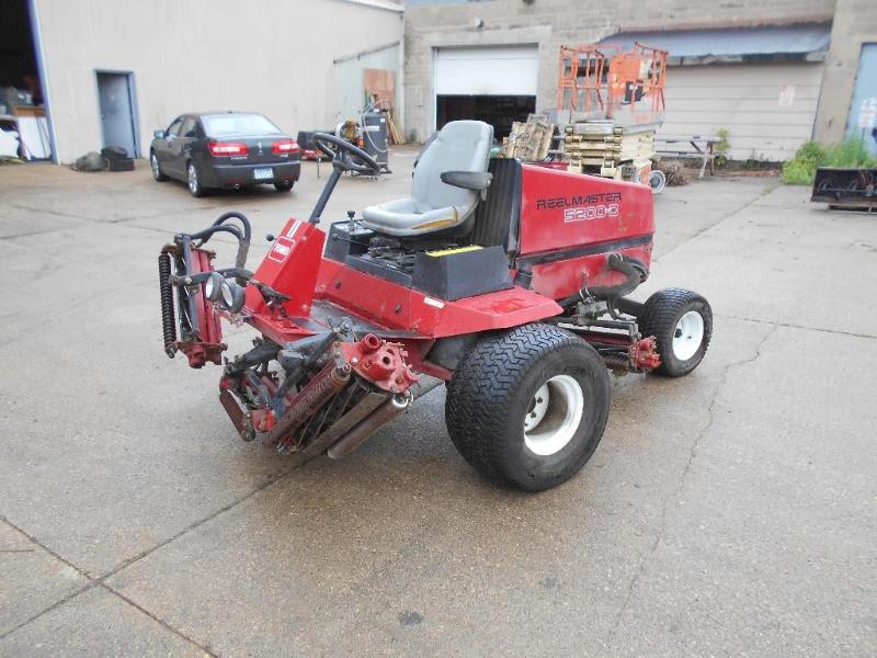 lot 1 image: Toro Reelmaster 5200-D Lawnmower. Starts, Runs and Cuts. No Reserve