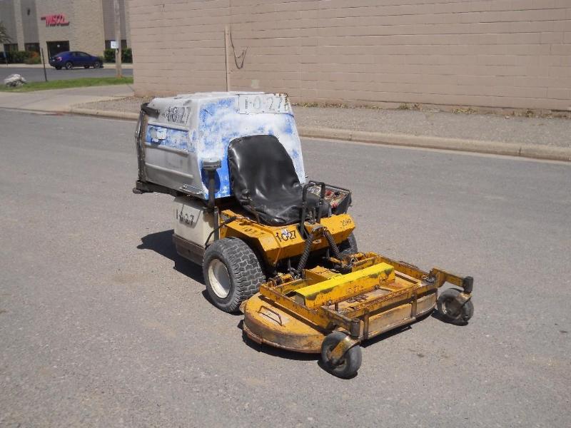 lot 11 image: Walker MTGHS Zero Turn Commercial Lawnmower. 46 Deck. 20 HP. Runs