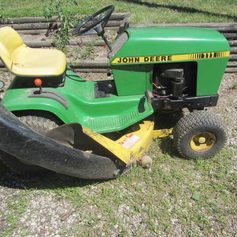 John Deere 111 Lawn Tractor