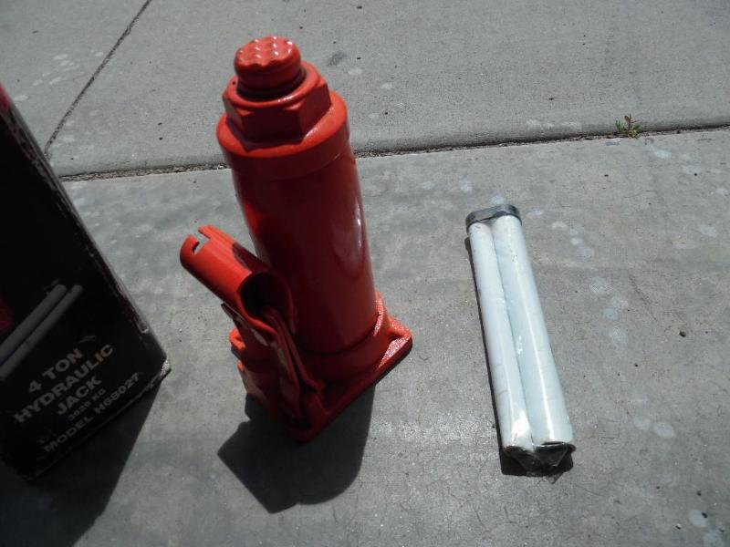 lot 13 image: 4-Ton Jack