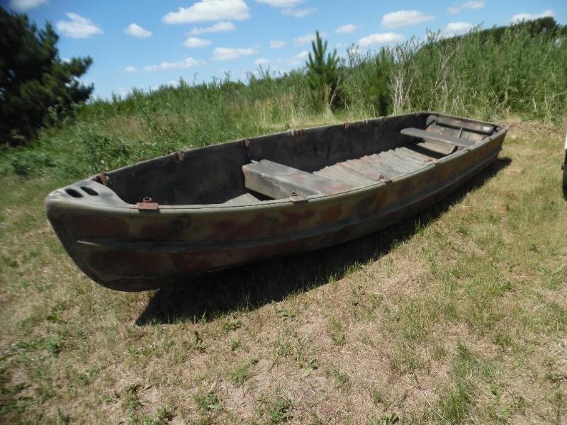 lot 6 image: 14 ft Alumacraft Duck Boat