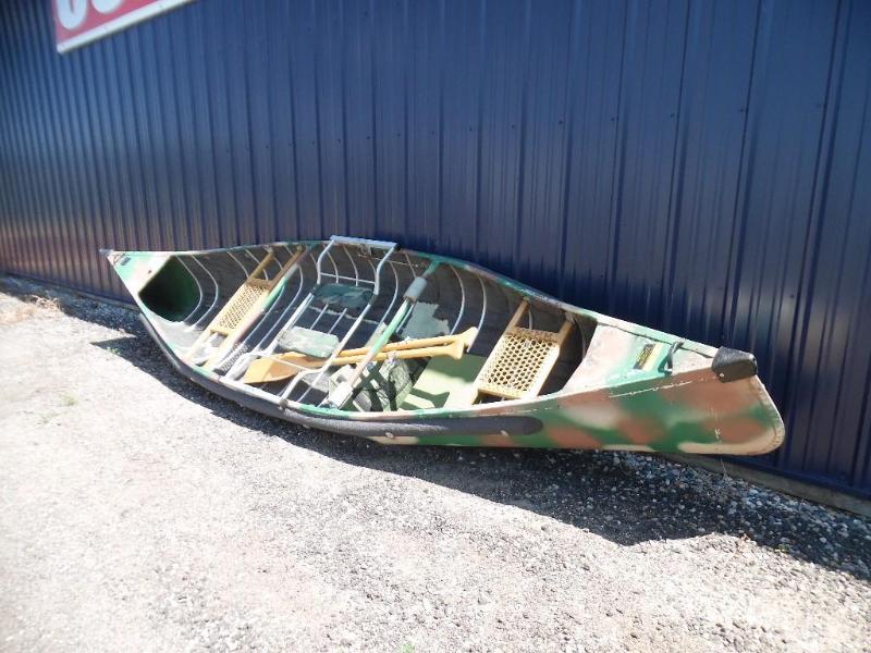 lot 7 image: 1986 Raddison Canoe