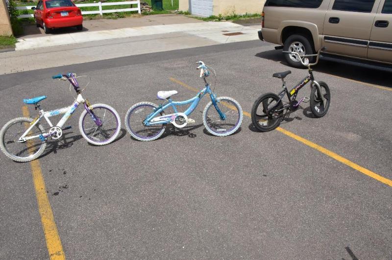 lot 100 image: 3 childrens bicycles - Schwinn , Huffy Celeb...