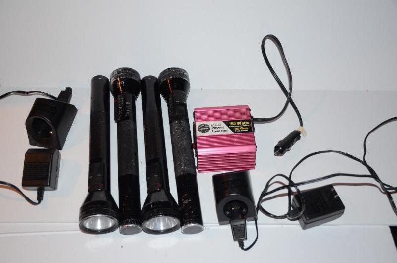 lot 118 image: Streamlight rechargeable flashlights. Inverte...