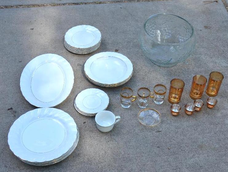 lot 124 image: China - Lynns Royal Gold, shot glasses, tumbl...