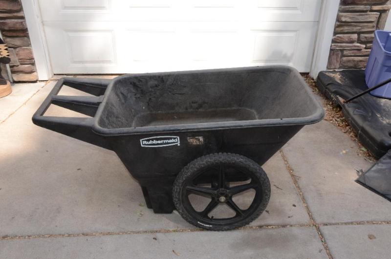 lot 130 image: Rubbermaid yard car 44x27x28"...