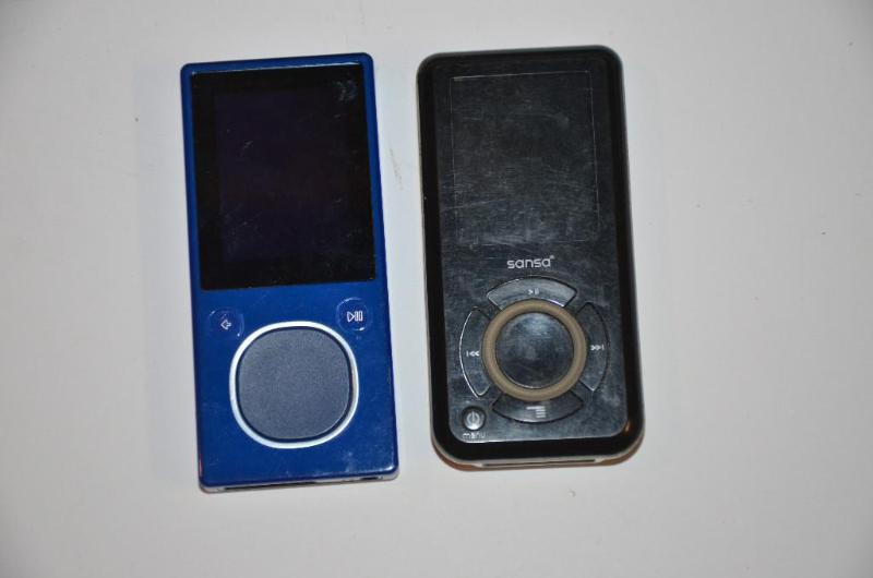 lot 17 image: Zune MP3 8GB ble, Sansa MP3 2GB - no power co...
