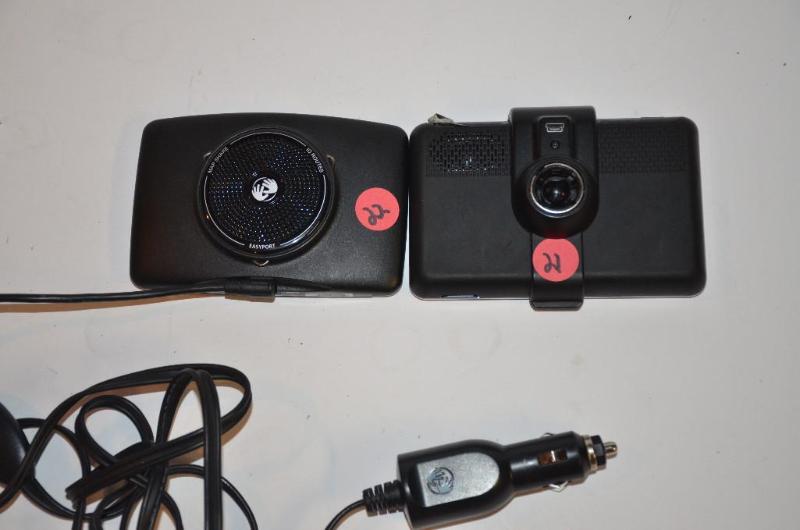 lot 21 image: Garmin Nuvi 1690 blue tooth, Tom Tom N14644 w...