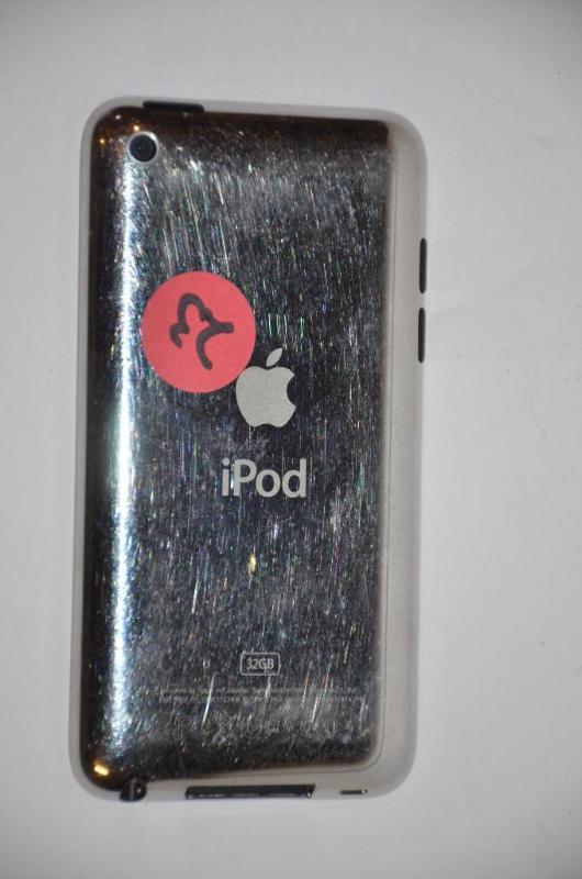 lot 23 image: Apple iPod 32GB, not tested, no power cord....
