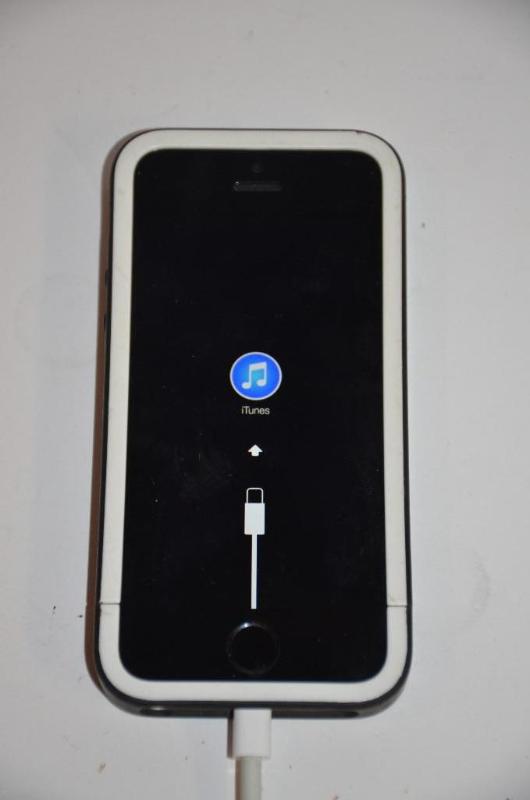lot 24 image: Apple iPhone 5 with white case, powers up, no...