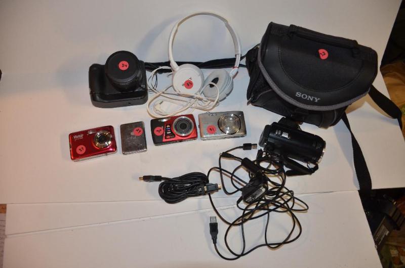 lot 29 image: iPod 4GB silver, Kodak camera red EasyShare M...