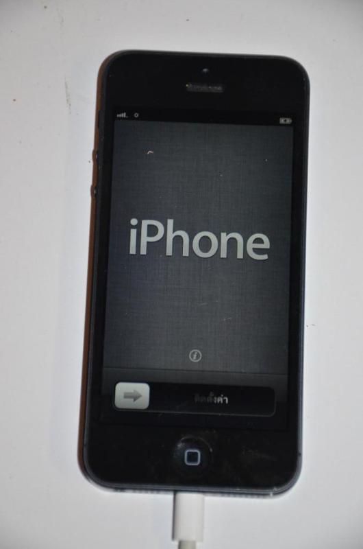 lot 4 image: Apple iPhone 5 - powers up, no power cord....