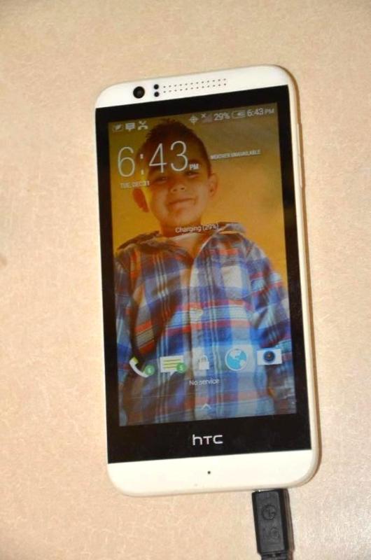 lot 41 image: HTC cell phone white, powers up, no power cor...