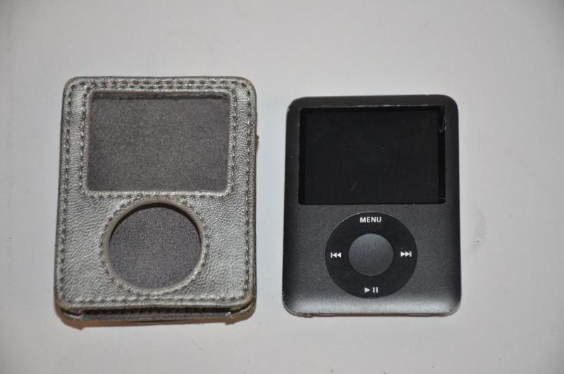 lot 46 image: Apple iPod mini with case 8GB, not teste, no ...