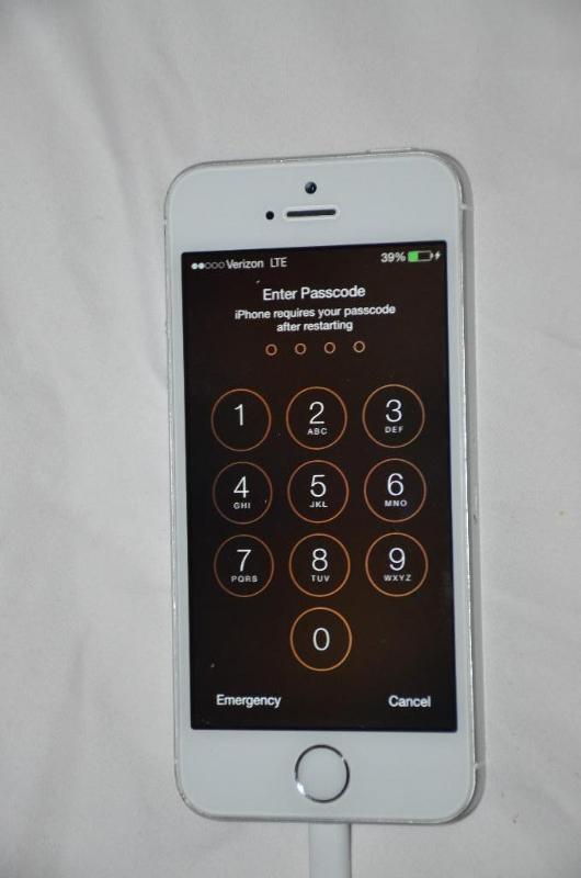 lot 52 image: Apple iPhone 5, no power cord, powers up....