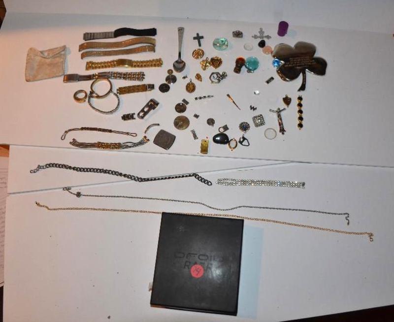 lot 74 image: Box with jewelry - pendents, spoon, coins, go...