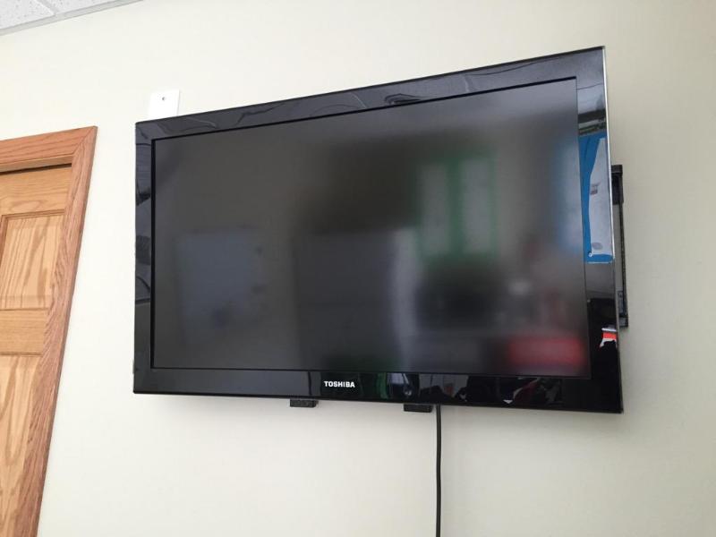 lot 102 image: Toshiba TV with wall attachment 31"...