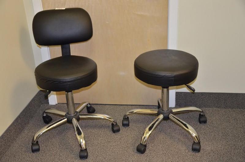 lot 11 image: Rolling Exam chair &ampadjustable exam stool...