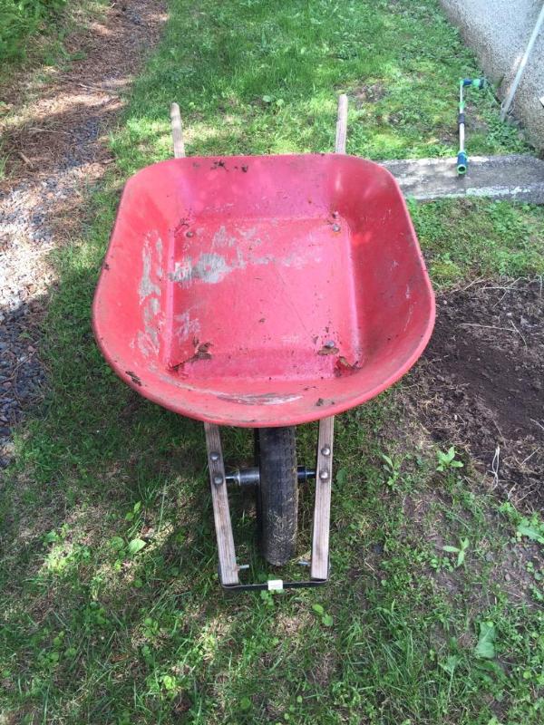 lot 165 image: Yardworks wheel barrow standard size...