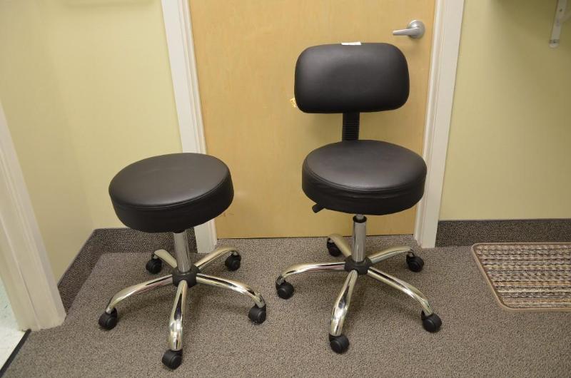 lot 28 image: Rolling Exam chair &ampadjustable medical st...