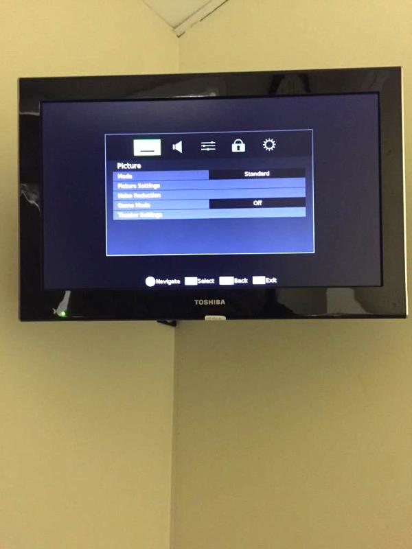 lot 30 image: Toshiba 19slv411u 19"  TVDVD Combo...