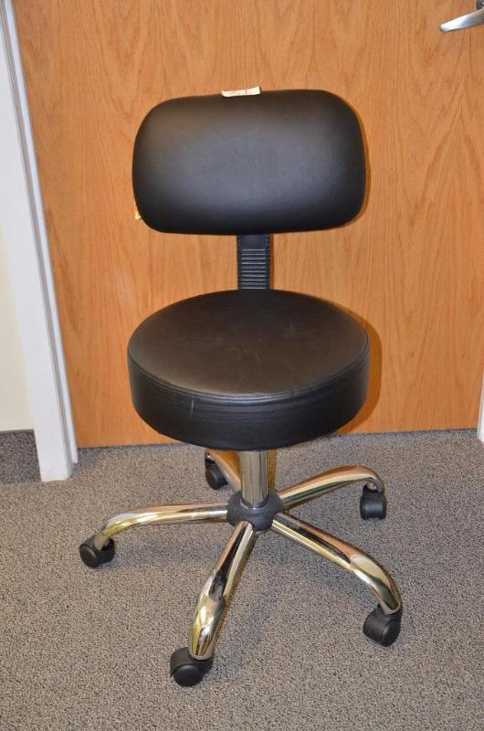 lot 31 image: 32" Medical exam chair....