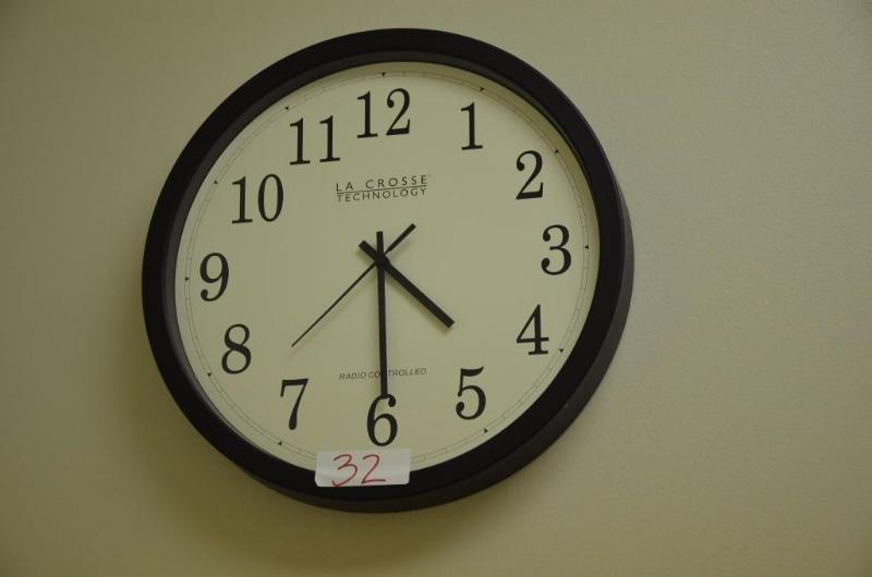 lot 32 image: La Crosse Technologies Wall Clock 15" di...